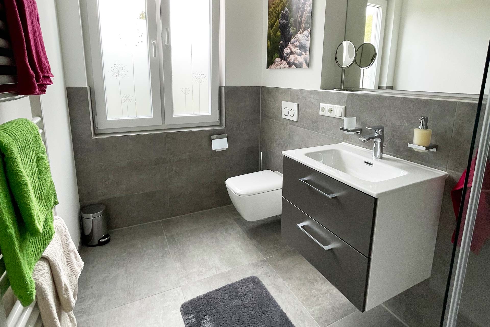 Ferienhaus Leuner – Badezimmer mit Waschbecken und Toilette Ferienhaus Leuner - Badezimmer